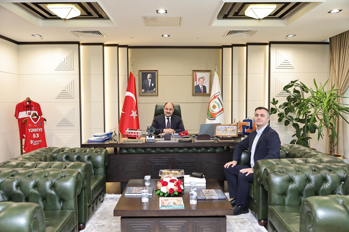 Siverek Ağır Ceza Mahkemesi ve Adalet Komisyonu Başkanı Bedri Aydoğan, Şanlıurfa Büyükşehir Belediye Başkanımız Mehmet Kasım Gülpınar'ı ziyaret etti.

Nazik ziyaretlerinden dolayı kendilerine teşekkür ederiz.