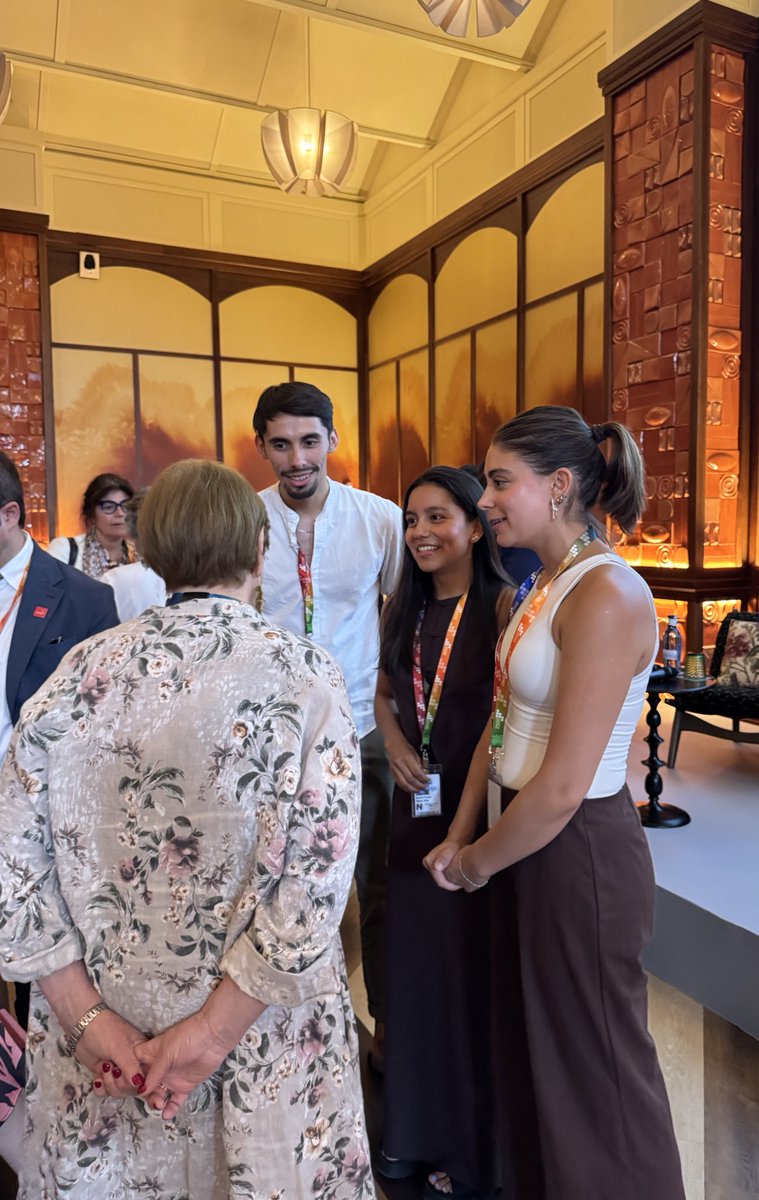 👏 ¡Aprovechando cada oportunidad!

🫂 L@s estudiantes del “Máster de formación permanente en sostenibilidad. Medio ambiente, sociedad y economía” aprovechan para hacer #networking con Michelle Bachelet, former President of Chile, y Nogui Acosta, Minister of Finance, Costa Rica.