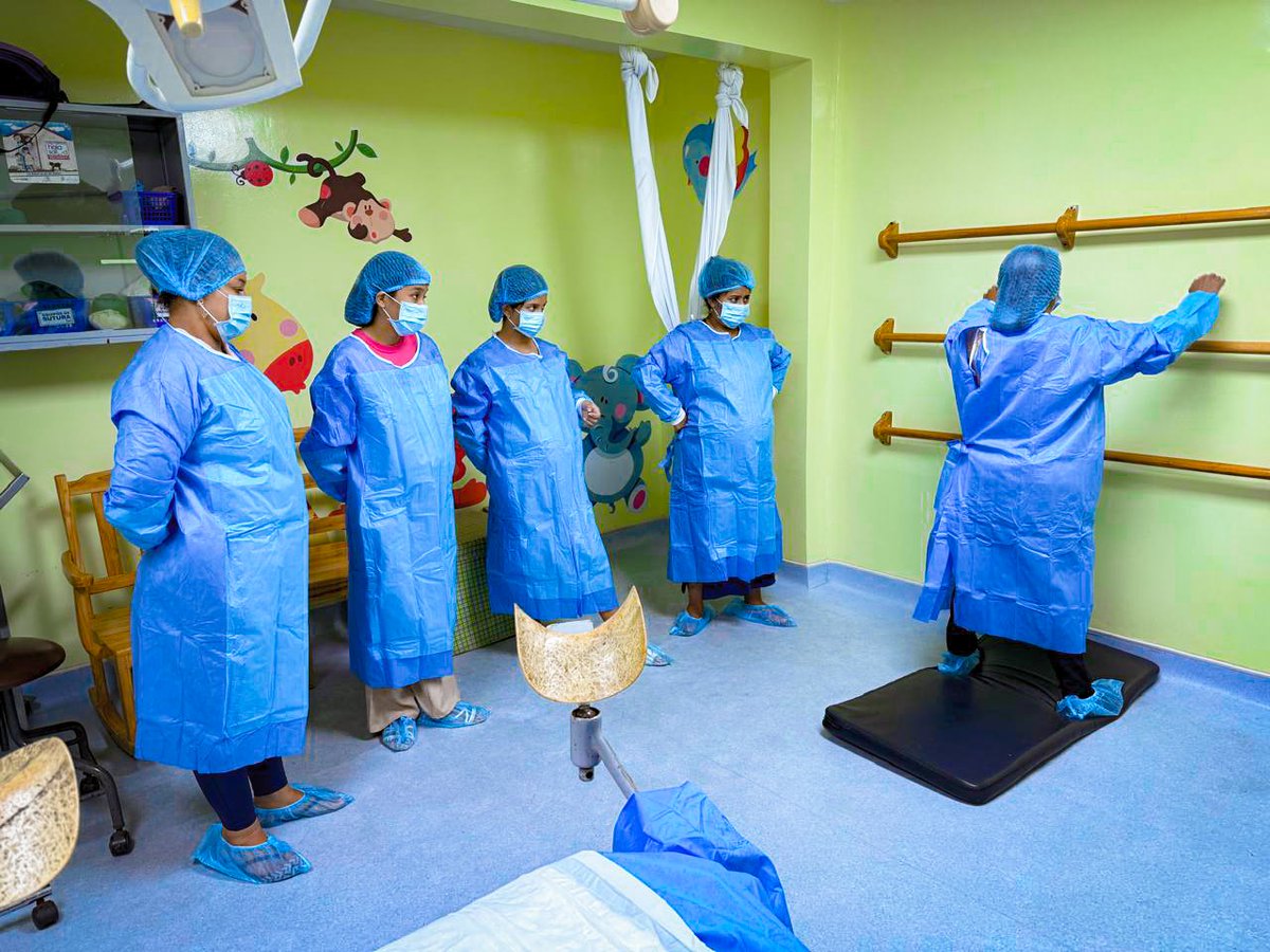 DPS_LosRios's tweet photo. #Guayas | Promovemos el parto con pertinencia intercultural 🤰🏥
 
Usuarias del Club de Embarazadas del Centro de Salud El Empalme visitaron la sala de parto humanizado del Hospital Básico El Empalme con el objetivo de que conozcan las prácticas integrales de parto. https://t.co/c8kjCwRSq1