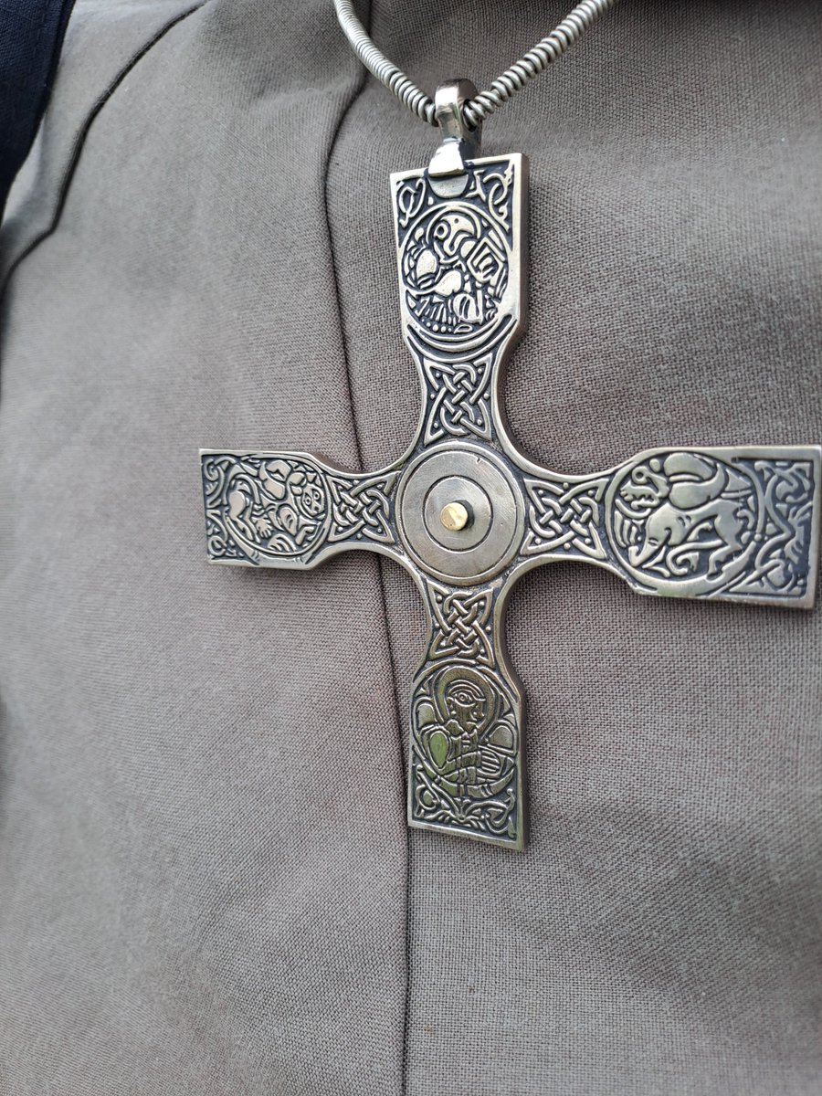 caledonianforge's tweet image. The Galloway Hoard cross.
This cross is one of the most significant finds from early medieval Scotland and it warms my heart to know how such an iconic artefact from our past is still finding its home in the modern clergy across the world