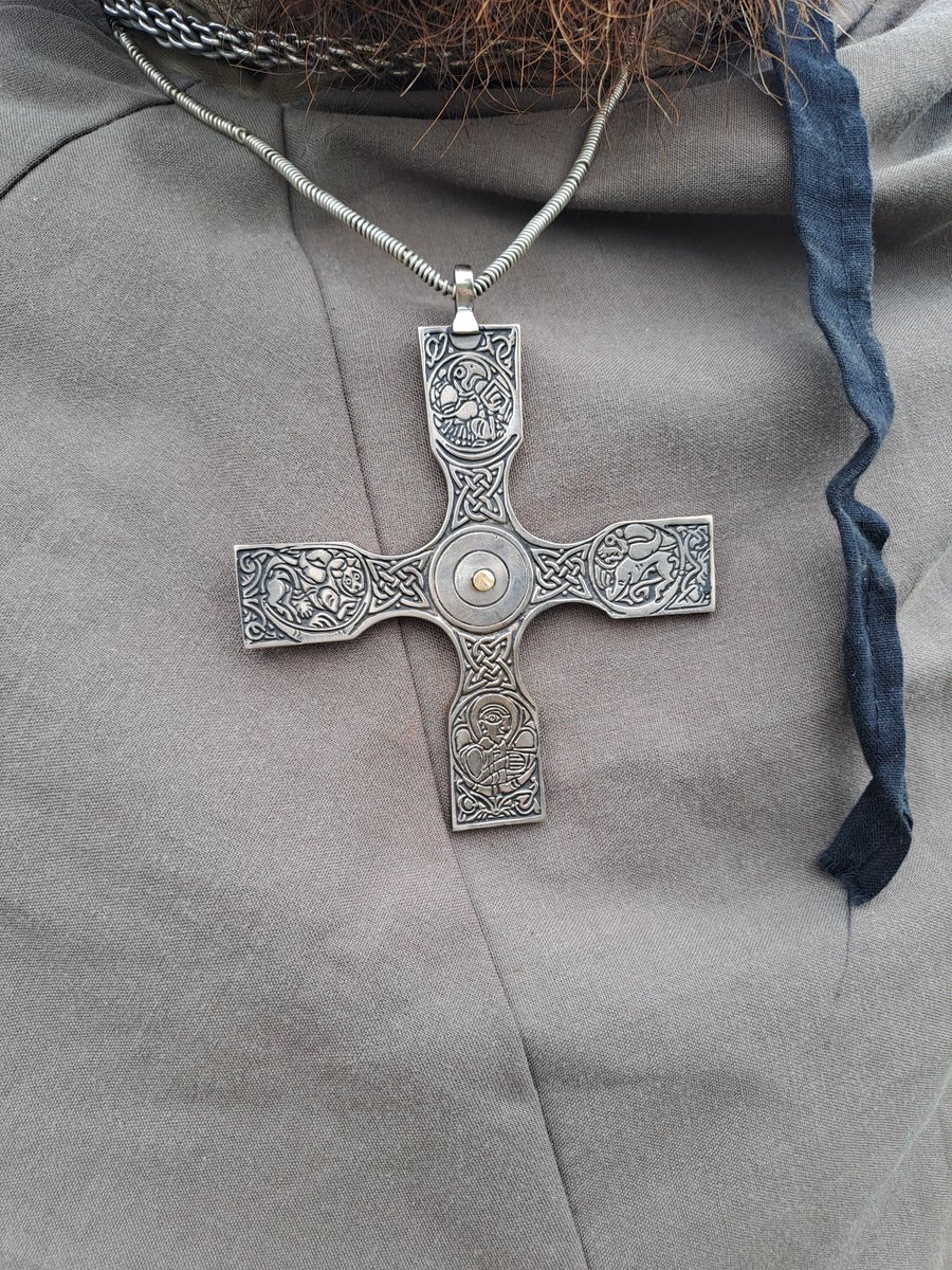 caledonianforge's tweet image. The Galloway Hoard cross.
This cross is one of the most significant finds from early medieval Scotland and it warms my heart to know how such an iconic artefact from our past is still finding its home in the modern clergy across the world