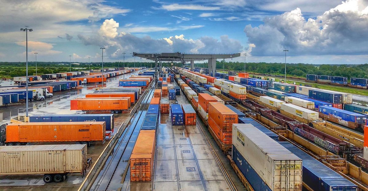 ICYMI: National Logistics Day was celebrated at the end of June, and this industry is a significant one for Polk County! Polk is home to a robust railway system and high-tech air logistics- the perfect centralized location for logistics companies.

More:
hubs.ly/Q03vtDVZ0