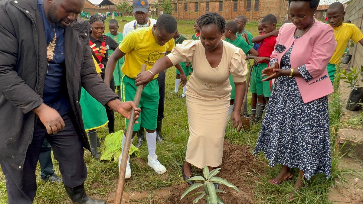 RcBwebajja's tweet image. In partnership with @RAC_Bwebajja, today we made a meaningful impact at Bugiri Public Primary School in Bwerenga. We distributed scholastic materials, planted trees for a greener tomorrow, provided sanitary towels to empower our girls, and engaged in talks with pupils and…