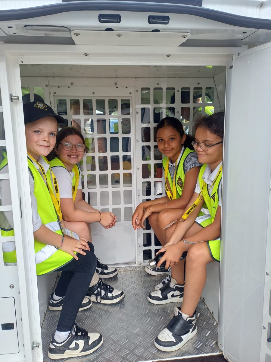 PerryCourtPri's tweet image. Last session of mini police today. Crime scene investigation 🔎, Police van fun &amp;amp; a visit from Harry and his furry friend Raven! Thank you @ASPolice the children have loved the experience 👮