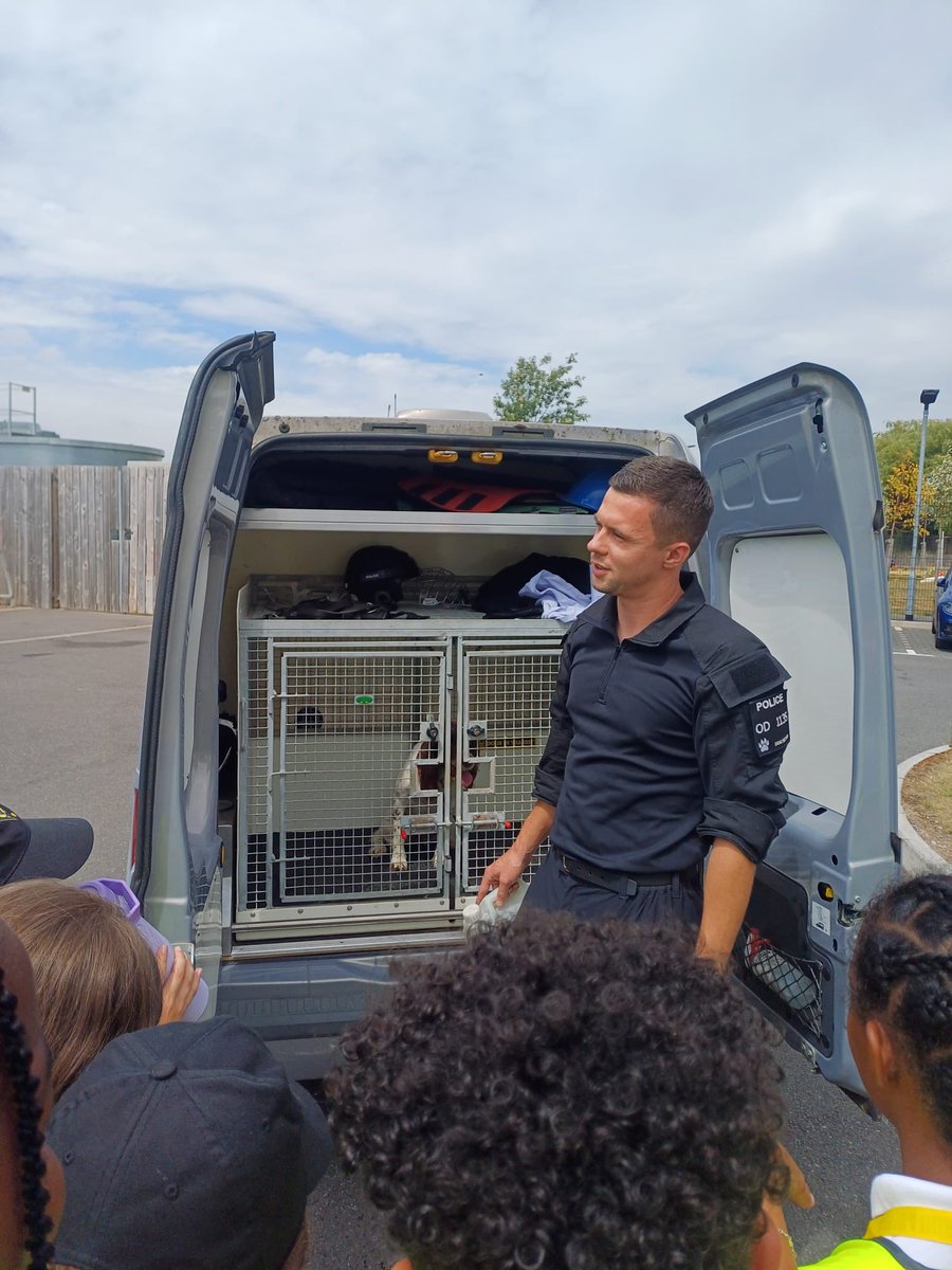 PerryCourtPri's tweet image. Last session of mini police today. Crime scene investigation 🔎, Police van fun &amp;amp; a visit from Harry and his furry friend Raven! Thank you @ASPolice the children have loved the experience 👮