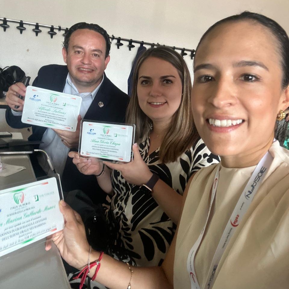 El Dr. Alfredo Salinas, participó en la Universidad Tor Vergata de Roma, donde impartió una conferencia especializada sobre la caries de la primera infancia, compartiendo conocimientos y experiencias con la comunidad académica internacional. 🌍🇮🇹