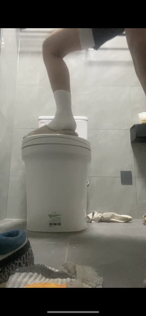 深夜红绿灯🚦 深夜就是你们这群傻逼精虫上脑时间 在房间里听着老子粗口流着狗精是傻逼最开心的时候了[偷笑]