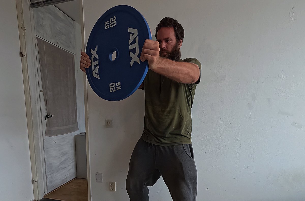 JefKPhotography's tweet photo. 20 kilogram weight plate, front raise hold.

#strengthtraining #man #male #weightplate #frontraisehold #hold #holds #training #sport #sports #sportstraining #sportsman #photo #photos #picture #photograph #photography https://t.co/KzvU6kX8z8