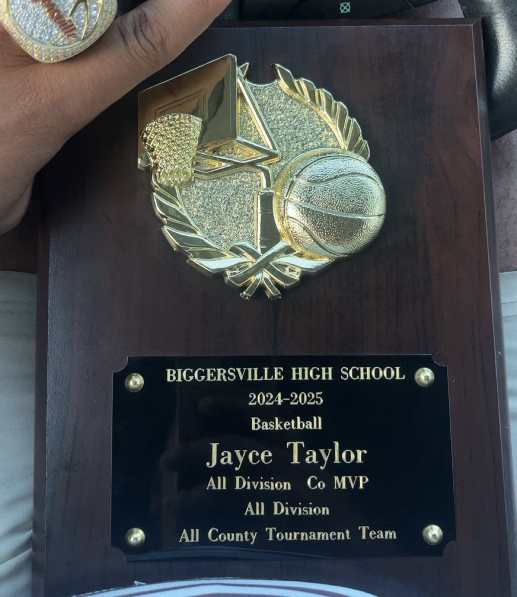 iamjayce23's tweet image. Junior year basketball awards!