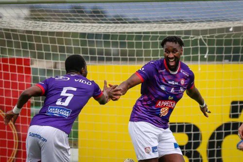 Pollamót um helgina og Ibra búinn að framlengja. Er ætlast til þess að maður hangi edrú fram að móti?