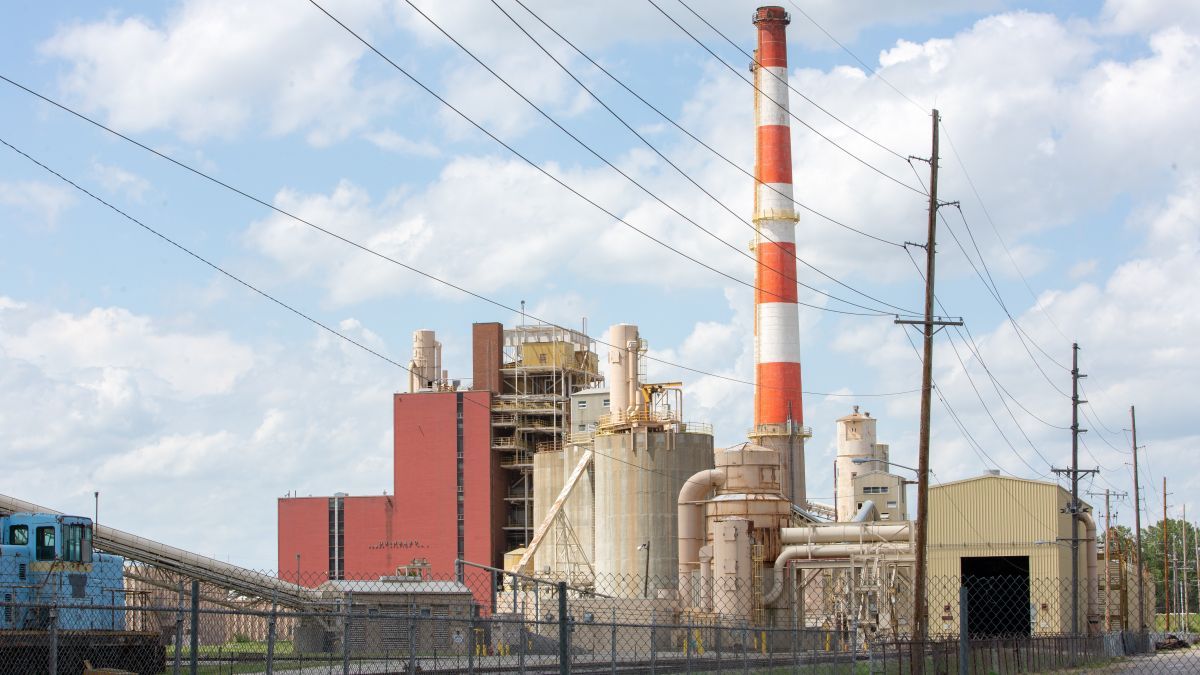 A boom in energy-hungry data centers raises questions about power supplies and utility bills for customers. Who will pay? How much? buff.ly/mPWLE3n