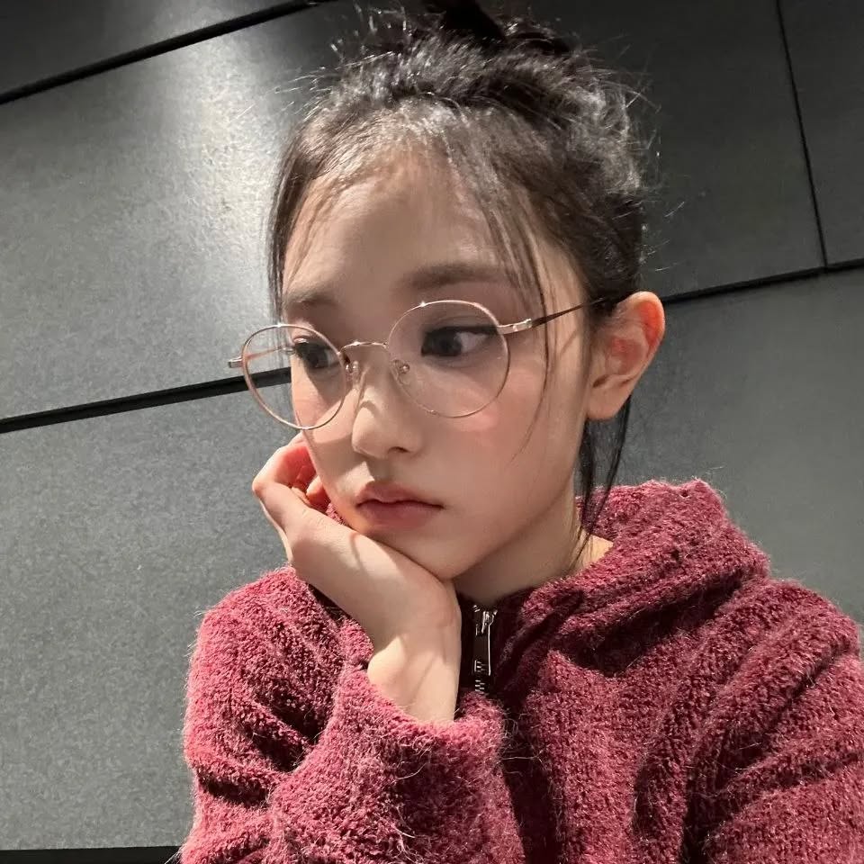 #NewJeans ghosted their fans but never miss a party or celeb hangout. They'll work with ADOR for brand deals but can't show up for group activities or even update Phoning. Shouldn't they at least feel a little remorse toward the bugs crawling after them? ㅠㅠ