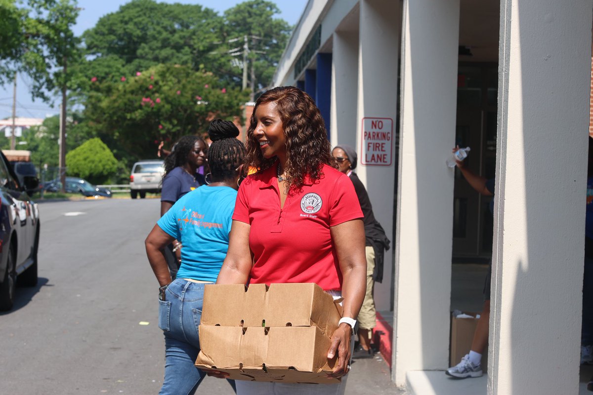 apsupdate's tweet image. We've had an amazing time so far distributing meals to our APS families! Join us every Tuesday in June and July at the APS Student and Family Support Hub for delicious, free meals—while supplies last! The summer meals are for children and teens aged 18 and under! 🍎🥪 Don’t miss…