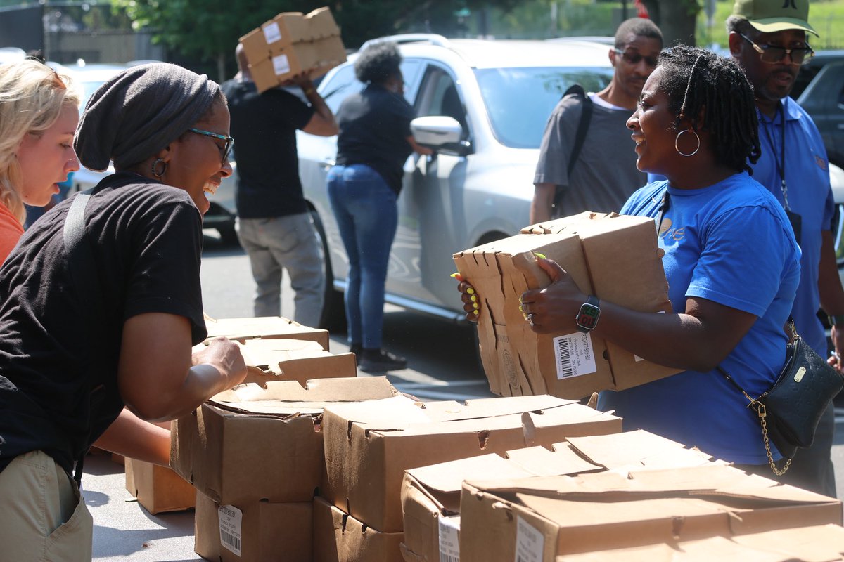 apsupdate's tweet image. We've had an amazing time so far distributing meals to our APS families! Join us every Tuesday in June and July at the APS Student and Family Support Hub for delicious, free meals—while supplies last! The summer meals are for children and teens aged 18 and under! 🍎🥪 Don’t miss…