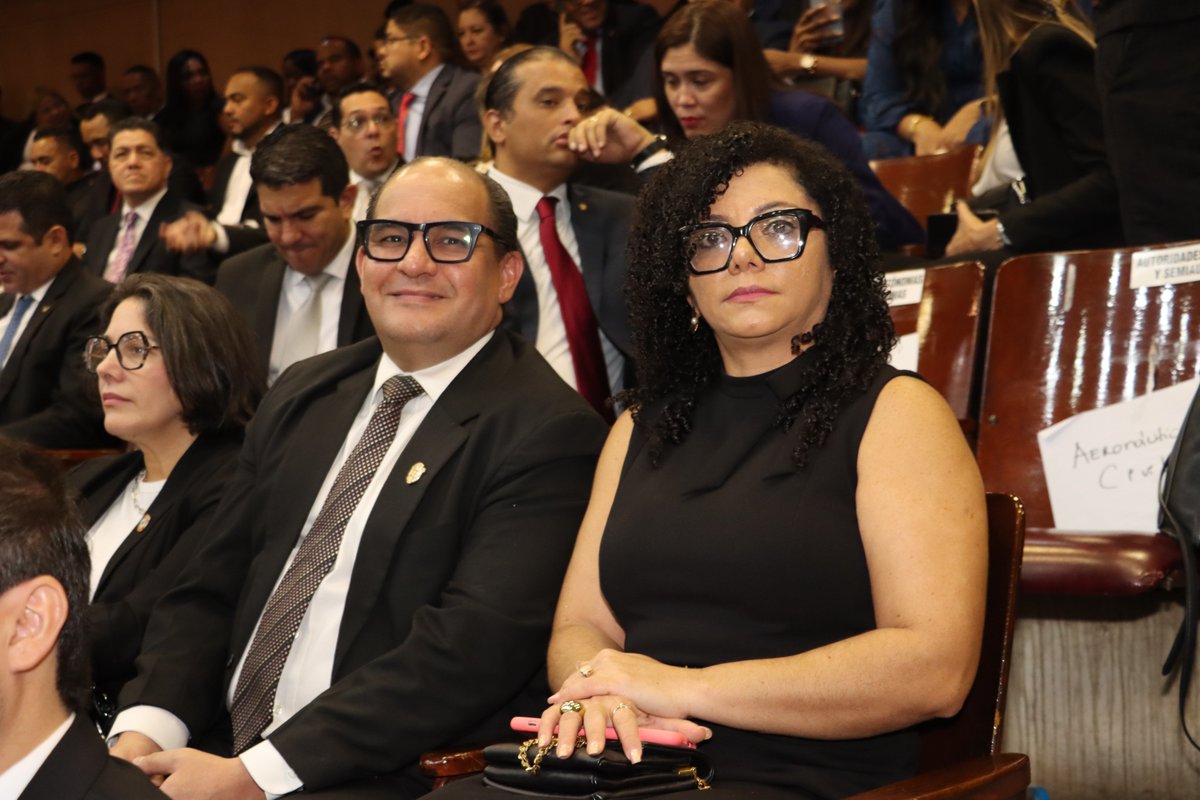 La directora general, Lcda. Nairobia Escrucería y el subdirector, Lcdo. Jean Pierre Chevalier, se dieron cita este 1 de julio en la Asamblea Nacional, con motivo de la presentación del Informe a la Nación por parte del Presidente de la República de Panamá.
facebook.com/share/p/1BhjeP…