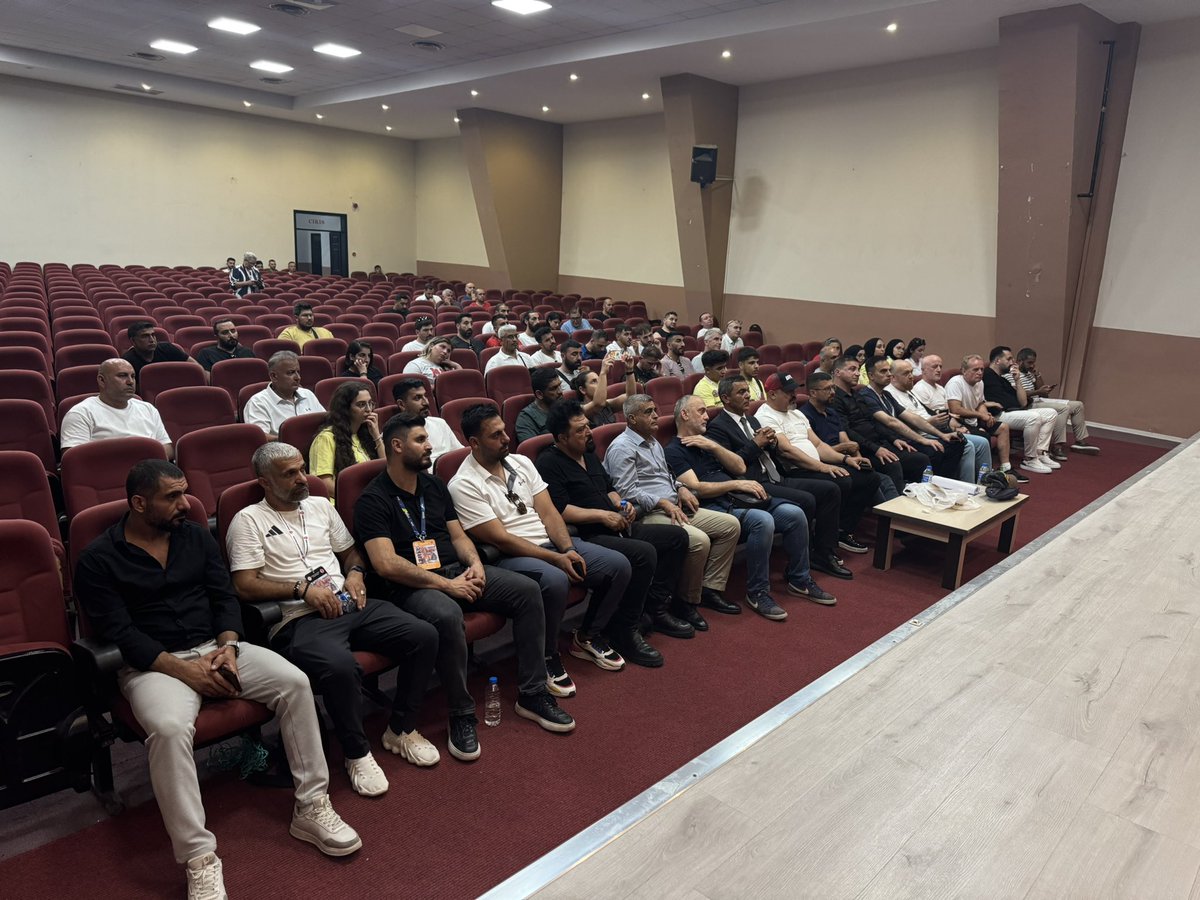 Federasyon Başkanımız Sayın Salim Kayıcı, İzmir Gençlik ve Spor İl Müdürü Murat Eskici, Genel Sekreterimiz Harun Demir’in katılımlarıyla 01-12 Temmuz 2025 tarihleri arasında İzmir’de gerçekleşecek TASKK Türkiye Kick Boks Şampiyonası öncesi Antrenör Teknik toplantısı gerçekleşti.