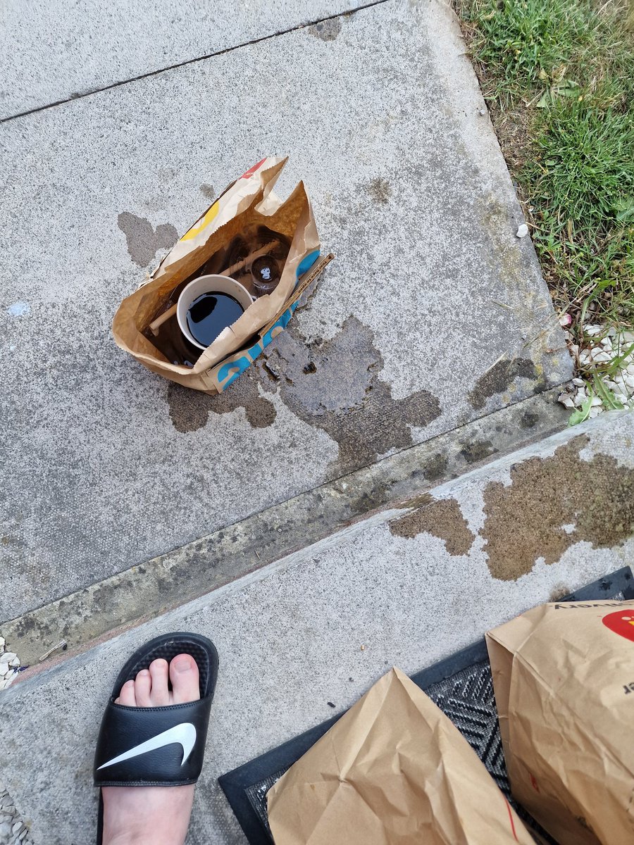 mattheworr87's tweet photo. @McDonaldsUK @ubereats_uk, 1 hour for delivery, stone cold dinner, liquid icecreams and coke all over the food and my doorstep, but no grounds for a refund? #Mcrubbish. https://t.co/tCfUaCFpiY