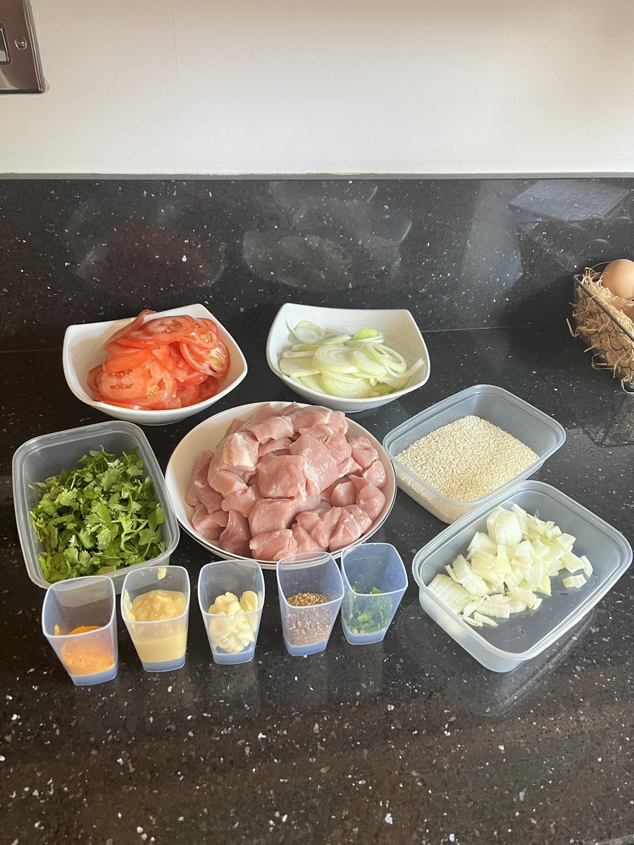 lee_wilkinson2's tweet image. 💥 A Friday night treat. A pork curry - a masala paste and a sesame paste combined and slow cooked for an hour. Perfect way to end the week 🤤 

🌟💫 Recipe taken from #RickStein: vm.tiktok.com/ZNdfH89tF/

#WilkoCooks #Homemade #PorkCurry #FarEastFriday #FYP #TwitterSupperClub