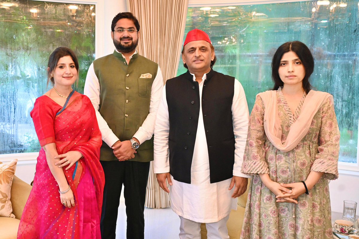 आज माननीय अध्यक्ष श्री अखिलेश यादव जी से भेंट हुई। आज उनका जन्मदिन है और कल मेरा जन्मदिन था। हर वर्ष की तरह इस वर्ष भी उन्हें जन्मदिन की हार्दिक शुभकामनाएँ दीं और अपने जन्मदिन के अवसर पर उनका स्नेह और आशीर्वाद प्राप्त किया।