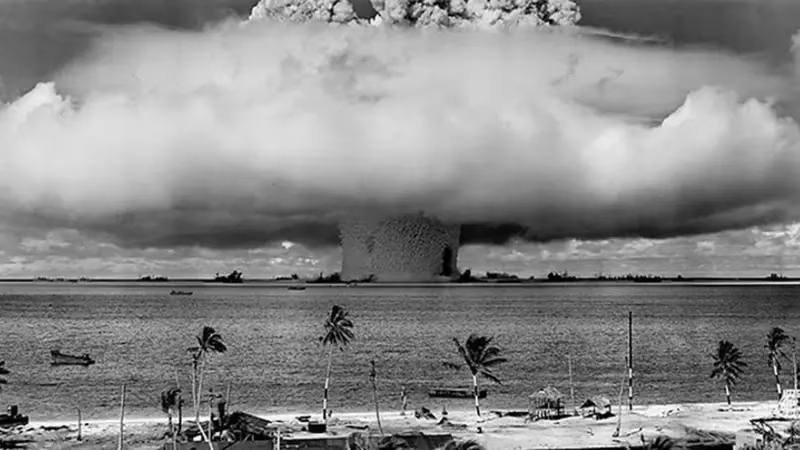 Проведено перше випробування атомної бомби на атолі Бікіні, 1 липня 1946.

- Життя це МИТЬ  -