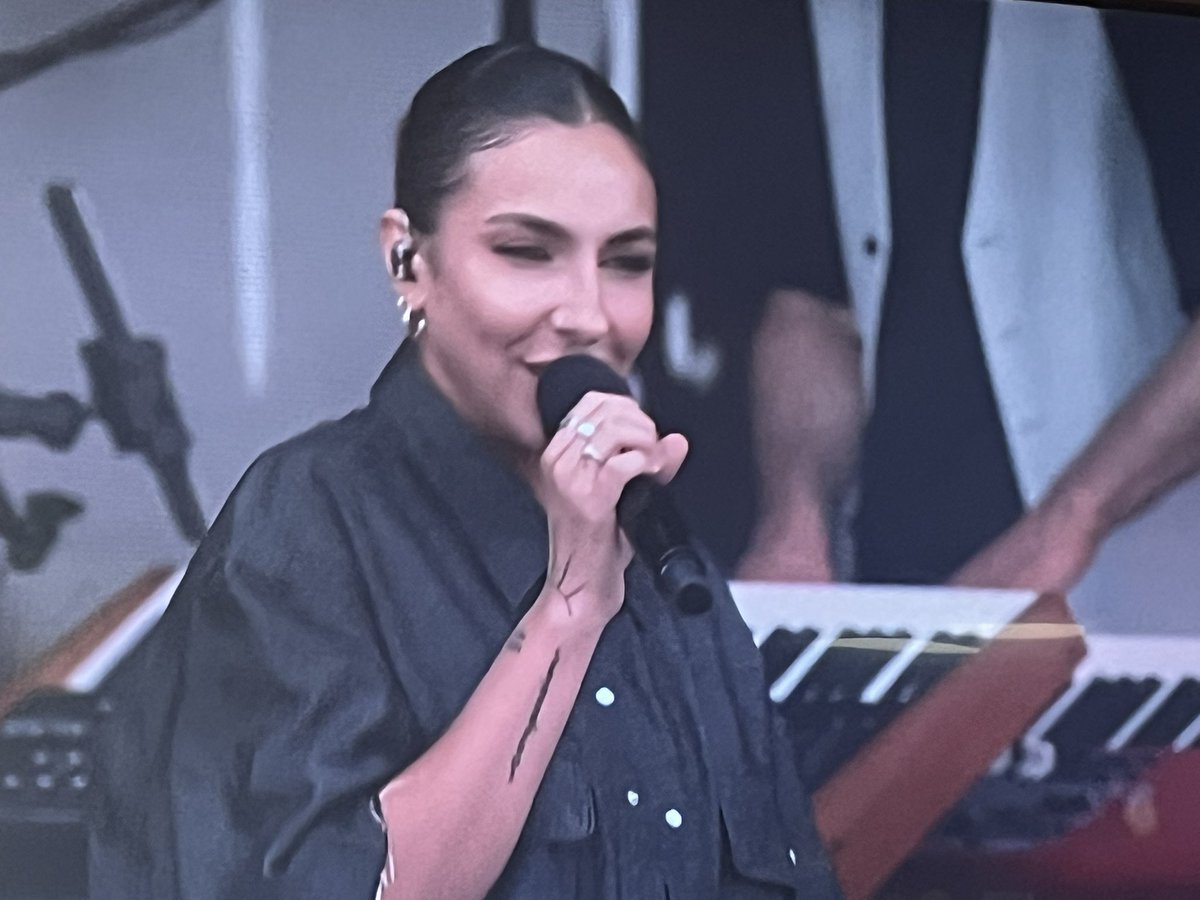 glen_mcgregor's tweet image. Immediately after actor Ryan Reynolds accepts his Order of Canada on the mainstage at Lebreton Flats, the next musical number is a cover of Alanis Morissette’s Ironic.