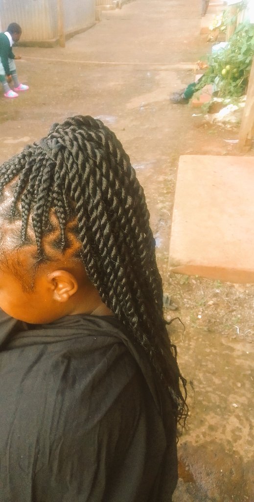 Hey guys I'm a mobile saloonist located hapa kabete I do all types of hair styles except conrows .you can call or Watsap me on 0743 051 606