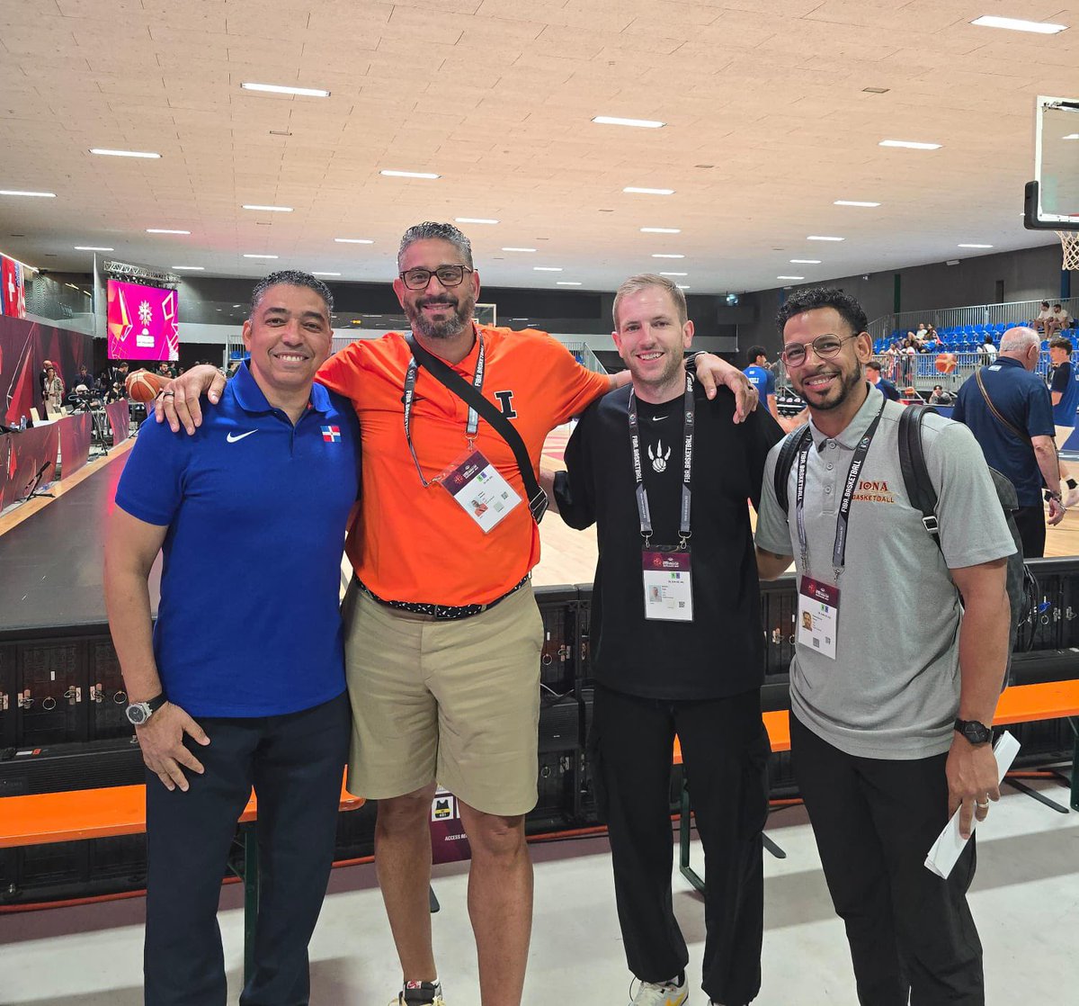FedombalRD's tweet photo. Orlando Antigua, Chad Sanders y Ronald Ramón, quienes fueron parte de la historia de @RDBSeleccion , se dieron cita hoy para apoyar a nuestra U19 en el partido ante 🇮🇱.
En la foto, posan junto a nuestro vicepresidente Junior Páez, miembro de la delegación oficial en Suiza. 🇩🇴🏀 https://t.co/6eP0UY5vBR