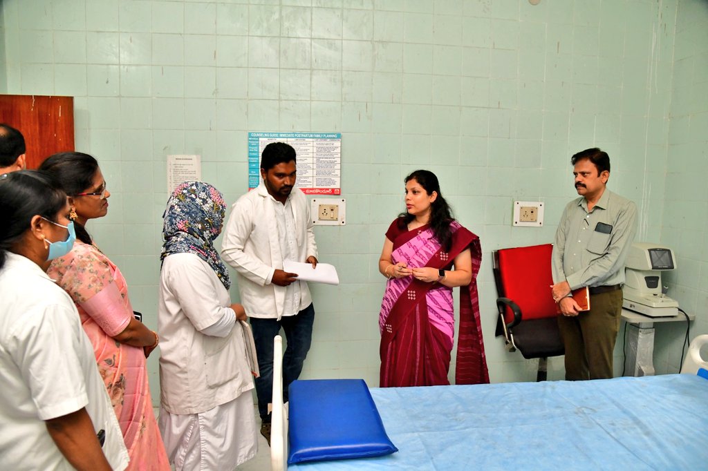 మానకొండూర్ PHCని జిల్లా కలెక్టర్ పమేలా సత్పతి సందర్శించారు. "ఆరోగ్య మహిళ" వైద్య పరీక్షలు, "ఆయుష్మాన్ భారత్" రిజిస్ట్రేషన్ల గురించి అడిగి తెలుసుకున్నారు. ప్రభుత్వ ఆసుపత్రిలో బీపీ, షుగర్, ఇతర అన్ని మందులు అందుబాటులో ఉంటాయన్న విషయాన్ని ఆశ, ANMల ద్వారా ప్రజల్లోకి తీసుకెళ్లాలన్నారు.