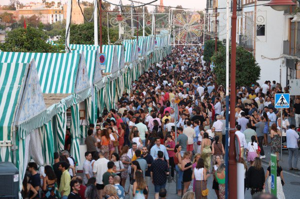 Pedro Manzano, Pepe Moreno, la <a href="/hdadlasaguas/">Hermandad de las Aguas</a>, la fundación de la <a href="/hermandaddelao/">Hermandad de La O</a>, la saetera Ana Perez Bermúdez y Amparo Rodríguez Babío entre los galardonados como Trianeros de Honor por la Comisión de la Velá de Santa Ana