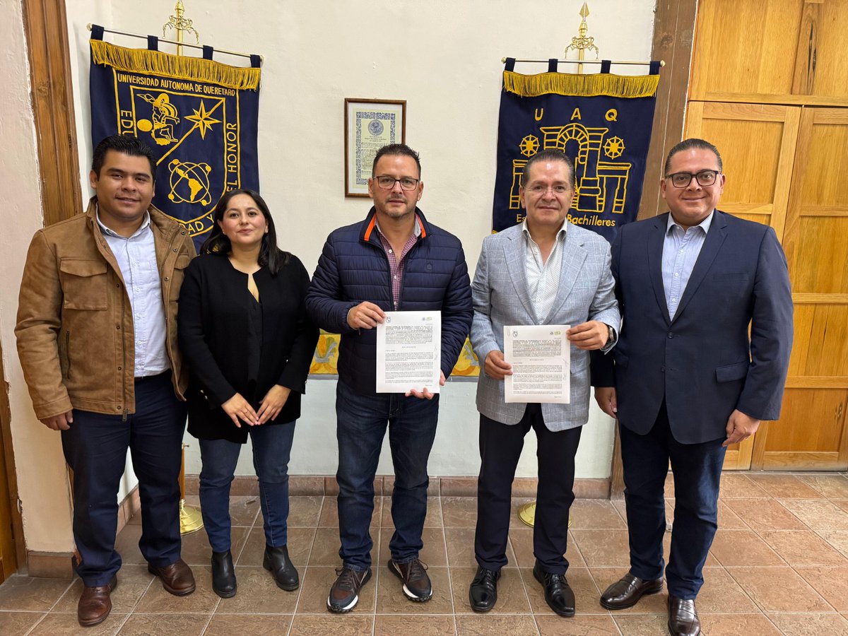 📣 Firmamos convenio con la Escuela de Bachilleres <a href="/UAQmx/">UAQmx</a>  para impulsar acceso a la uni, prácticas, voluntariado y más 💪
Participaron nuestro Rector Dr. Fernando Pantoja  <a href="/ferpantoja/">Fernando Pantoja</a> y el director Anghellus Medina.
#ConvenioUTEQUAQ #UniversidadLíder #OrgullosaMenteUTEQ