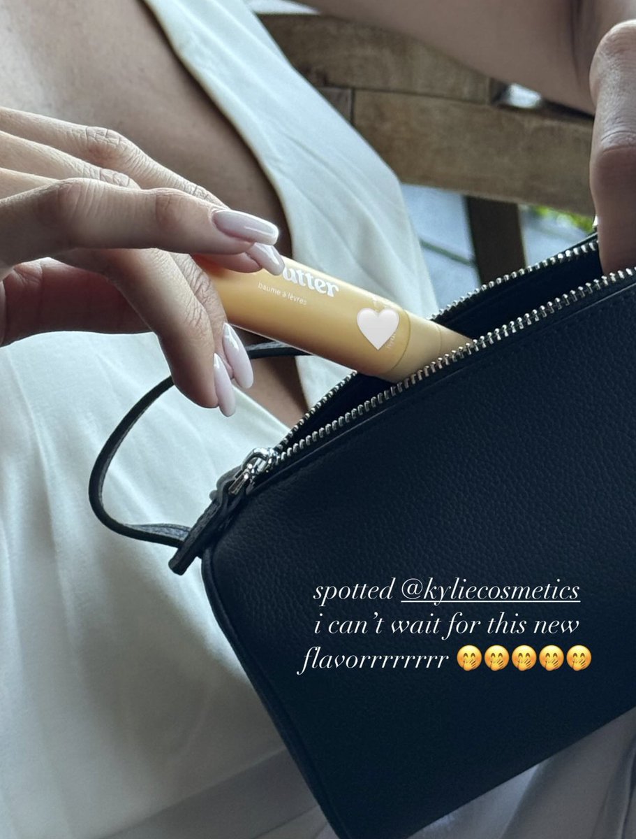 spotted <a href="/kyliecosmetics/">Kylie Cosmetics</a> 🍑🥭