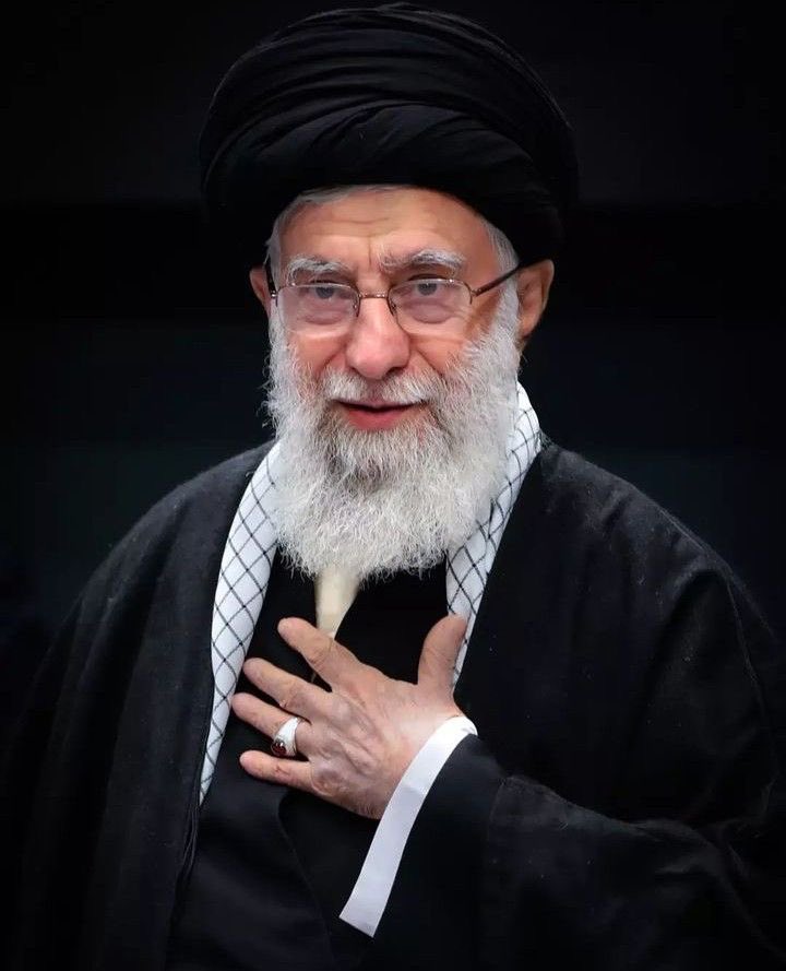 إذا حصل شيء للسيد، فنحن الساتر ونحن الردّ ونحن السطر الأخير.
لا ننتظر الحدث كي نتحرّك، بل نعيش على جهوزية دائمة…
دفاعنا عن الولي دفاعٌ عن خطّ الرسالة، عن دماء الشهداء، عن صرخة الحسين وعن زينب حين قالت: “ما رأيتُ إلا جميلًا”.
#كلنا_جنود_الولي