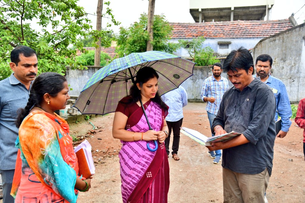 మానకొండూరులో నిర్మాణంలో ఉన్న ఇందిరమ్మ ఇండ్లను జిల్లా కలెక్టర్ పమేలా సత్పతి పరిశీలించారు. లబ్దిదారులతో మాట్లాడి నిర్మాణంలో ఏమైనా ఉన్నాయా అని ఆరా తీశారు. నిర్మాణం వేగంగా పూర్తి చేసుకోవాలని, దశలవారీగా సొమ్ము జమ చేయిస్తామని అన్నారు. ఇసుక లోటు రాకుండా చూడాలని అధికారులను ఆదేశించారు.
