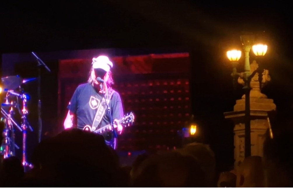 mdshawkey's tweet image. Our spots were practically in Zaventem, it was really hot out, some of the songs were duds, but the "needle and the damage done"->"harvest moon" transition (among other moments) hit hard