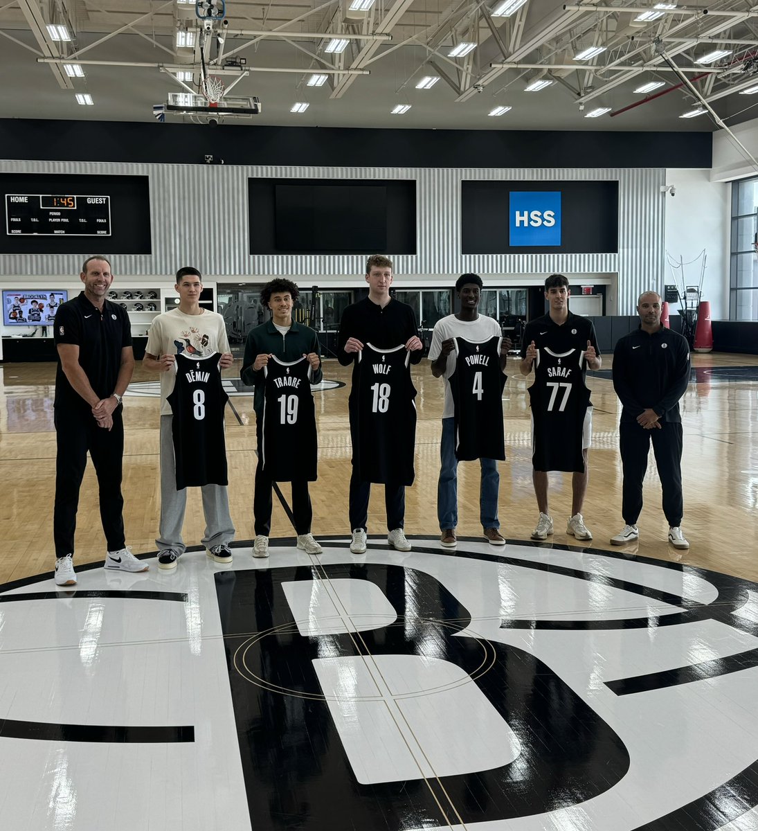 Baby Nets en proceso. 

Denim, Traoré, Wolf, Powell y Saraf posan con dorsales.