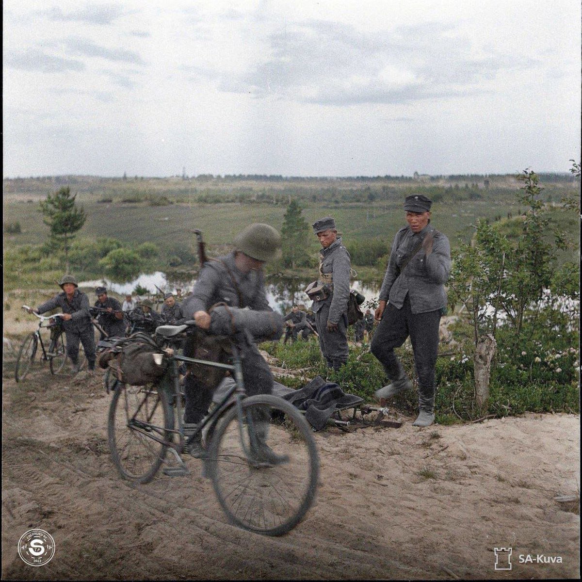 KKLKND's tweet image. Раненый финский солдат, уложенный на носилки, в окружении сослуживцев вблизи Вокнаволока.
Paareille asetettu haavoittunut suomalainen sotilas tovereidensa ympäröimänä Vuokkiniemen lähistöllä.
01.07.1941
#FreeKarelia