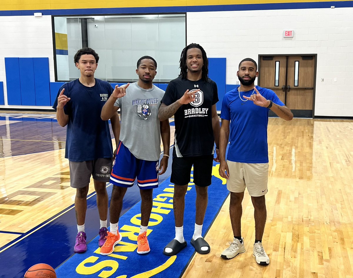 Shout out to HF Basketball alum (current Bradley University Freshman) Jackson Seastrunk and Kenneth Coleman Jr (Houston Christian) for pulling up and running some open gym with our guys this morning! It’s always a great day when our alum shows up for our guys 🤘🏽

#Together