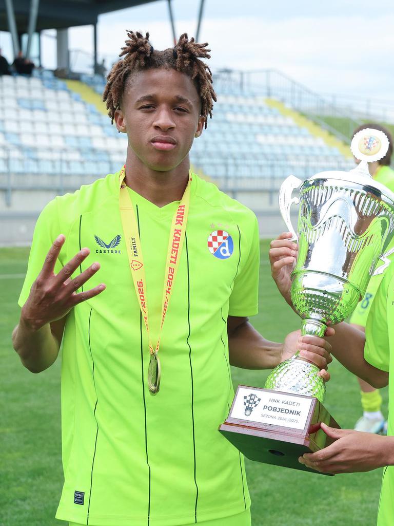 Predivan igrač. Kakva promjena smjera, fin prvi dodir i brzina, napokon pravo krilo. A koliko Yamal ima asistencija protiv Radomlja??