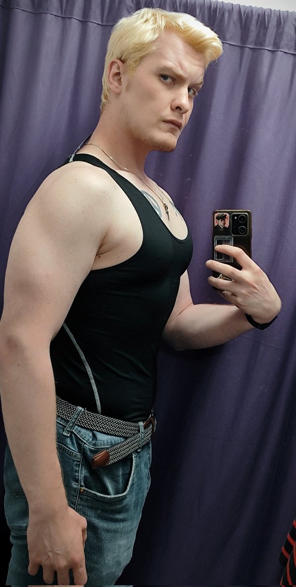 Во время забора заготовки на костюм произошел "what are you looking at"-момент