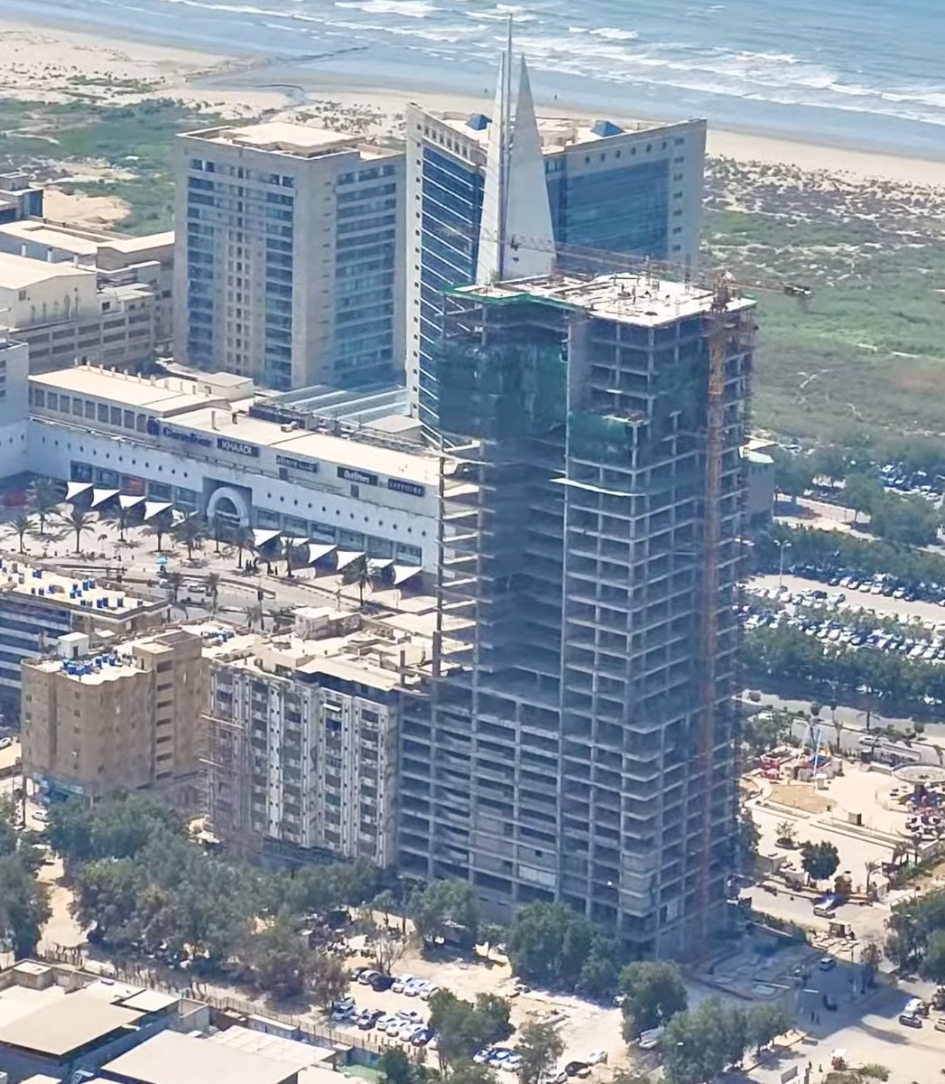 developingpak's tweet photo. Under Construction 38 Floor Country Finance Tower at Clifton Block 4 Karachi.
#CountryFinance #FinanceTower #Clifton #Karachi #Sindh #Pakistan 🇵🇰🇵🇰 https://t.co/ubqKFoeiIe
