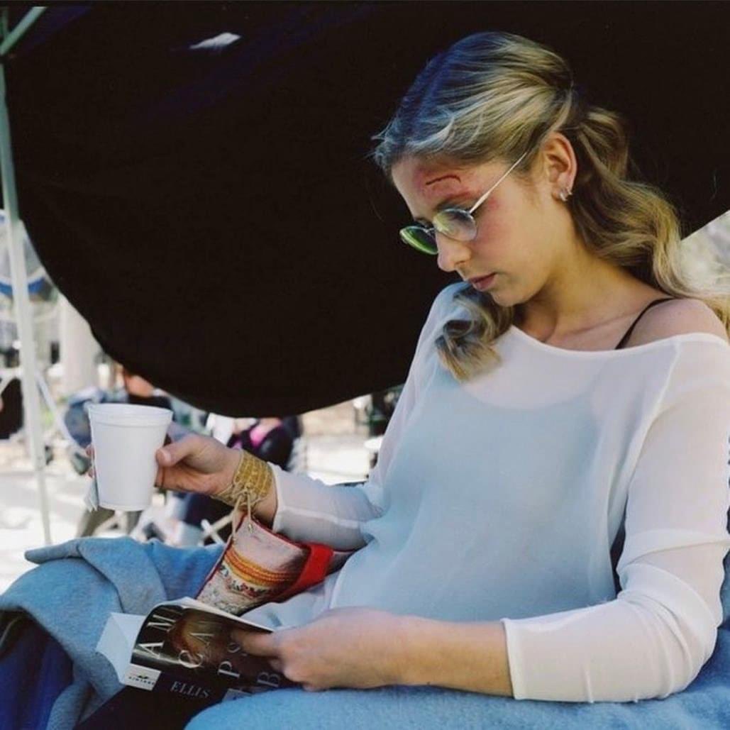 sarah michelle gellar reading american psycho on the set of buffy the vampire slayer