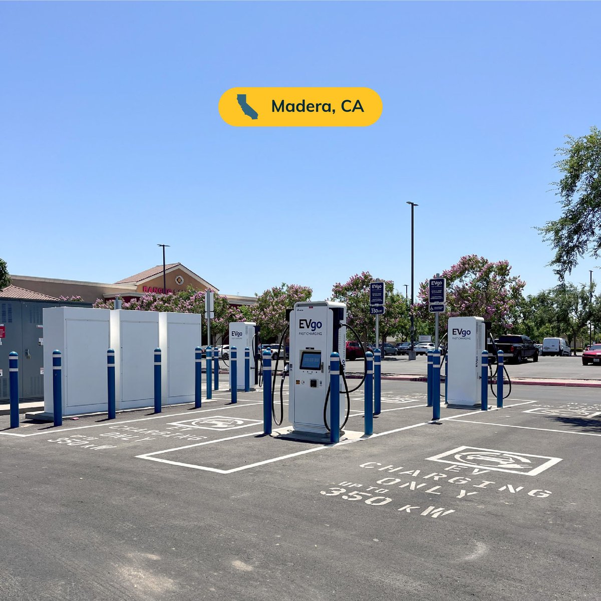 evgonetwork's tweet image. 6 charging stalls with 350 kW chargers are now live at The Crossroads Shopping Mall, 1426 E. Yosemite Ave in Madera, CA. Grab a bite or run errands with Family Dollar, Taco Bell, McDonald’s, and Starbucks close by.