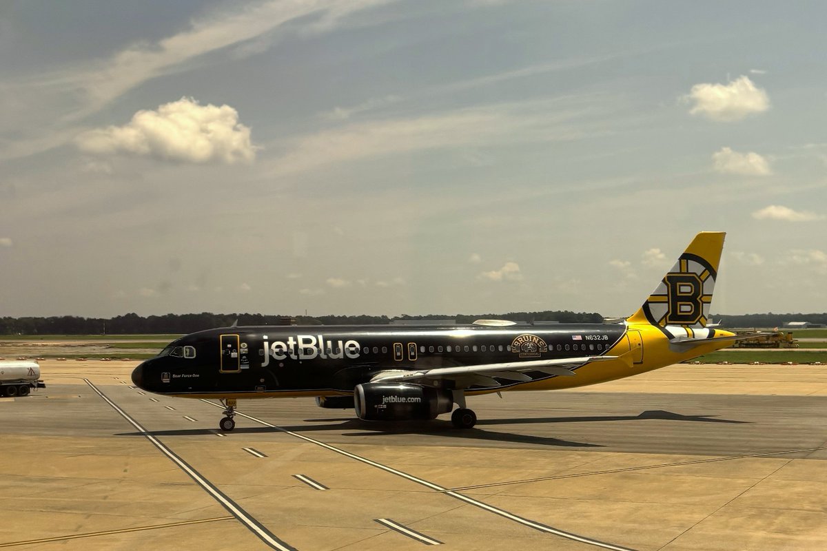 Flack4RIC's tweet photo. Planespotting Alert: @JetBlue's #BearForceOne paid RIC a visit this week! https://t.co/0OCxMfLCer