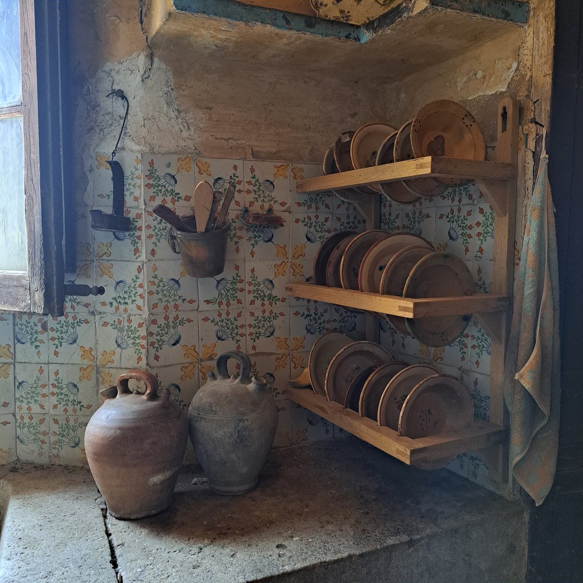 Quin gran atuell per tenir aigua fresca, el càntir! El model català té el broc i el galet davant i darrera l'ansa.