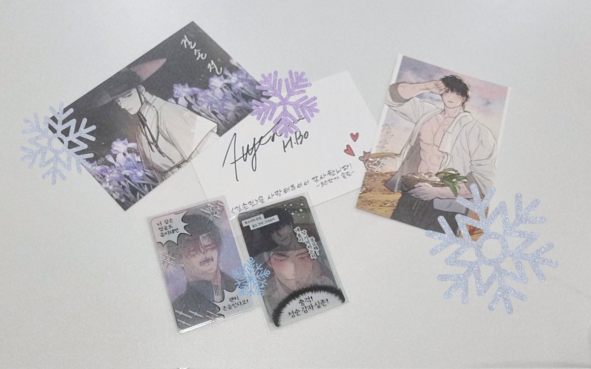 열자마자 감격을 자아내는 작가님의 사인과 전생버전 두사람의 모습을 보는데... 왜 마음이 뭉클해지는지🥹🥹 넘나 소중합니다🫶 매혹적인 모습이 담긴 포카와 센스있는 문구가 적힌 포카세트도 고이고이 함께 할게요💕 진심으로 감사드립니다❤️ 확인이 늦어 감사 인사도 늦어진 점 정말 죄송해요🙏🙏