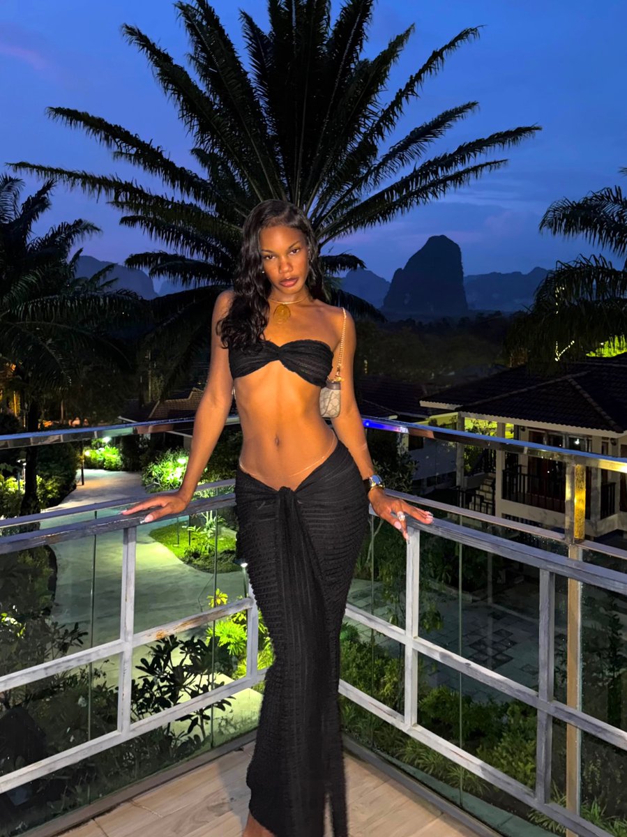 Ch3r_xo's tweet photo. The food in Thailand was so 🤢
But at least I got abs out of it https://t.co/OJrtW53X29