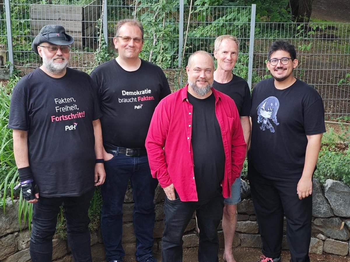 PdH_HE's tweet photo. Es wurde ein neuer Landesvorstand gewählt 🎉

📸 V.l.n.r.:
Olaf Hund (Beisitzer)
Jochen Sieck (Beisitzer)
Bastian Kreienhoop (Vorsitzender)
Mark Hannig (Schatzmeister)
Tim Tula Hartl (Beisitzer)

In Abwesenheit gewählt: Kareen Fuchs (Stv. Vorsitzende) &amp; Dennis Sandig (Beisitzer) https://t.co/dnh8UlL7y0