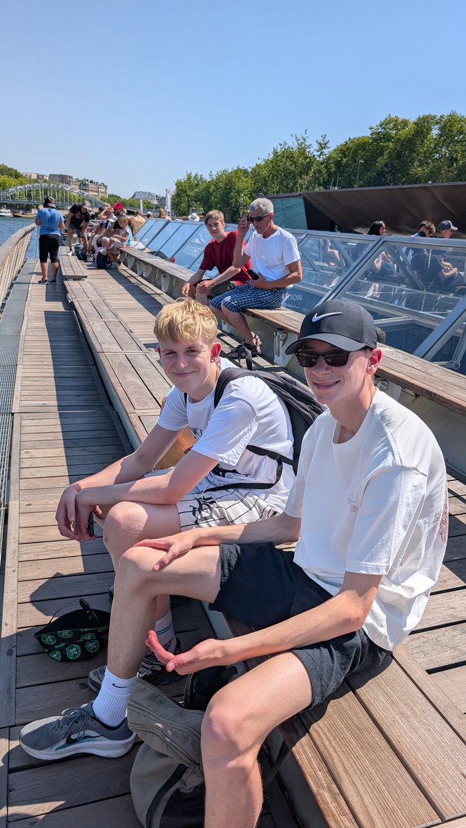 STMMFL's tweet photo. Very hot cruise on the Seine #heatwave https://t.co/3x9UYucS5l