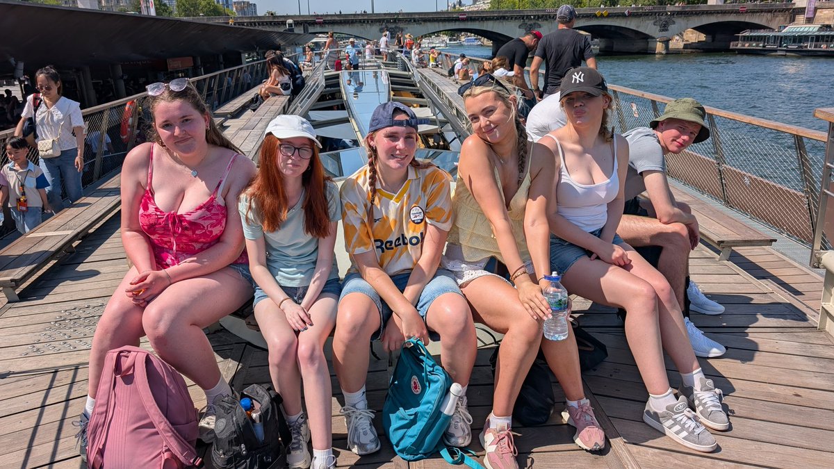 STMMFL's tweet photo. Very hot cruise on the Seine #heatwave https://t.co/3x9UYucS5l