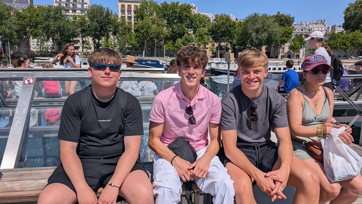 STMMFL's tweet photo. Very hot cruise on the Seine #heatwave https://t.co/3x9UYucS5l